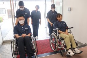 イメージ：【介護福祉科】車椅子の介助練習