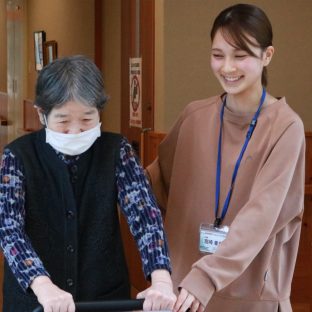 イメージ：介護福祉士　宮﨑 亜美さん（愛媛県立東温高等学校出身）