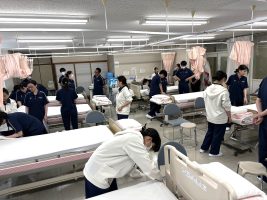 イメージ:【介護福祉科】1年生は基礎を、2年生は実践を!