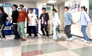 イメージ:【介護福祉科】高齢者レクリエーションでフォークダンス体験!