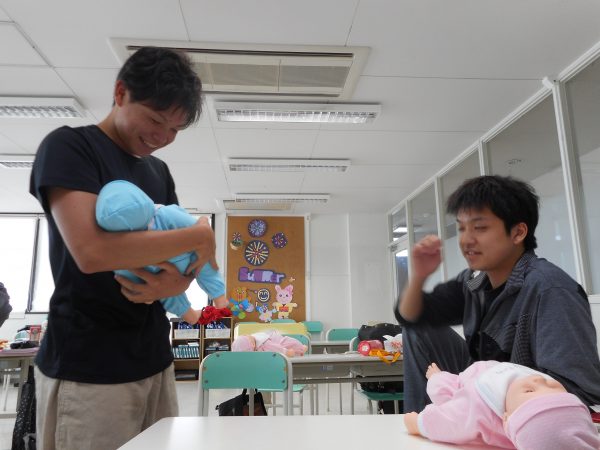 こども未来科】1年 『乳児保育 赤ちゃんのお世話』 | 河原医療福祉専門学校